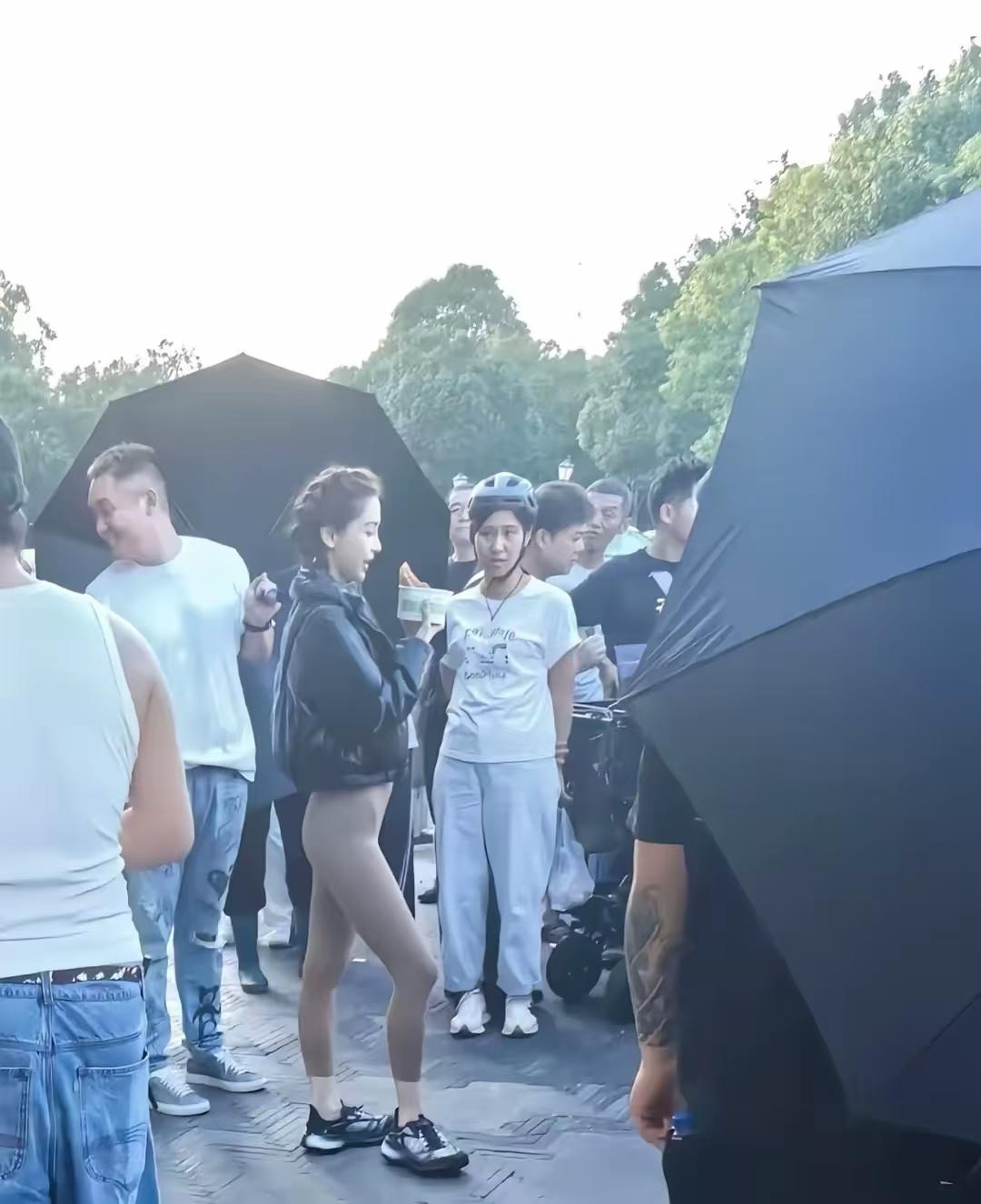 天呐，杨颖这路透也太绝了吧！黑色皮夹克配紧身裤，简单搭配却藏不住的时髦感