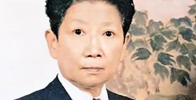 1994年，孔令伟去世，其姐孔令仪为她脱去男装，换上旗袍，画上淡妆，随后低头啜泣