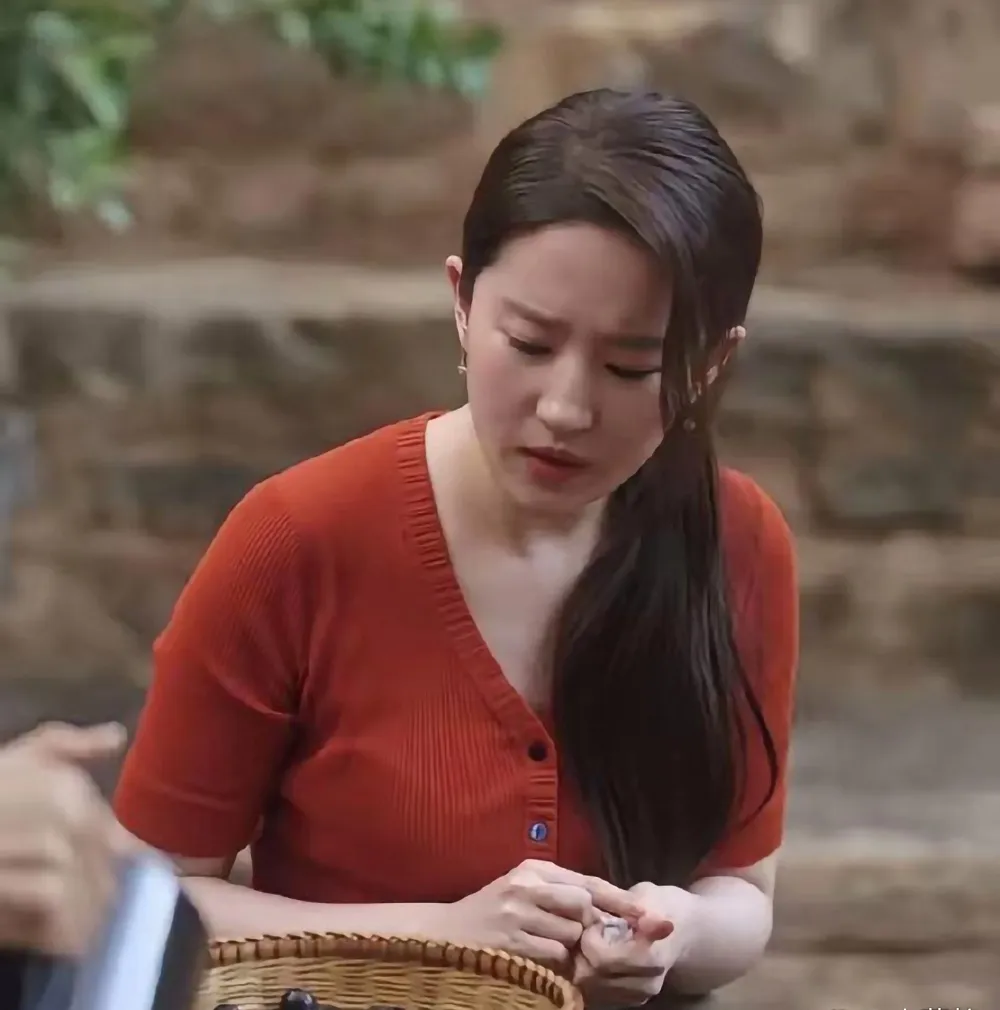 刘亦菲现在已经39多岁了，抛开明星身份，这已经是个中年妇女的年龄。事实也是：如