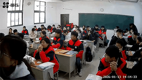 “没打着？”近日，一名学生抄起一张凳子，砸向了另外一位同学的视频，在网上引发