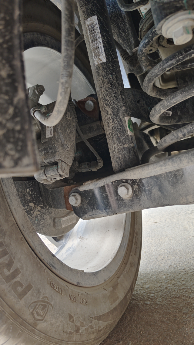 车友们你们的博越这个位置有锈吗问4儿子店说是铸铁件生锈是正常的。这种情况用不用