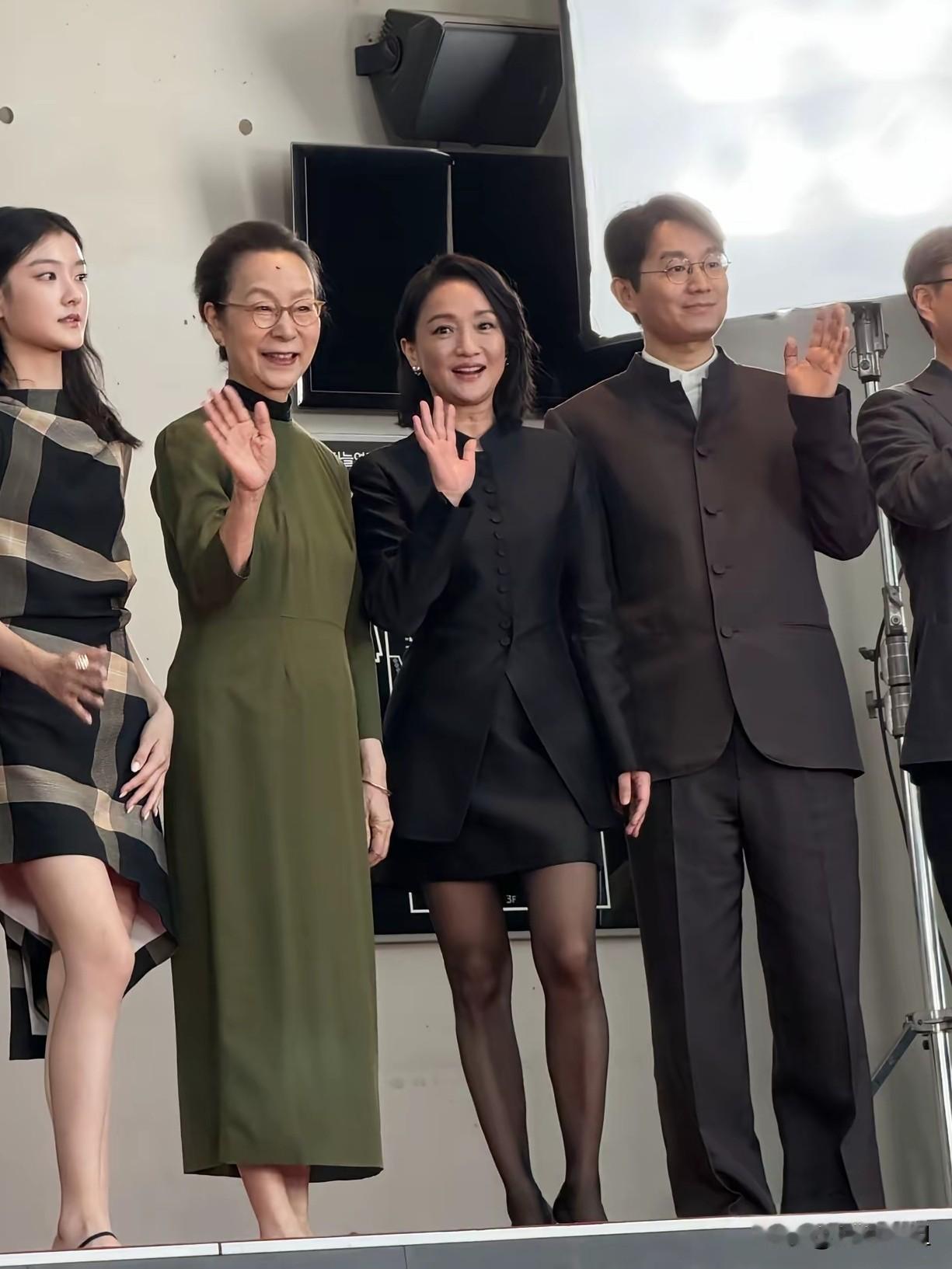 52岁的周迅，我一直以为她气场有一米八。这次在韩国电影节露面，第一反应是：她