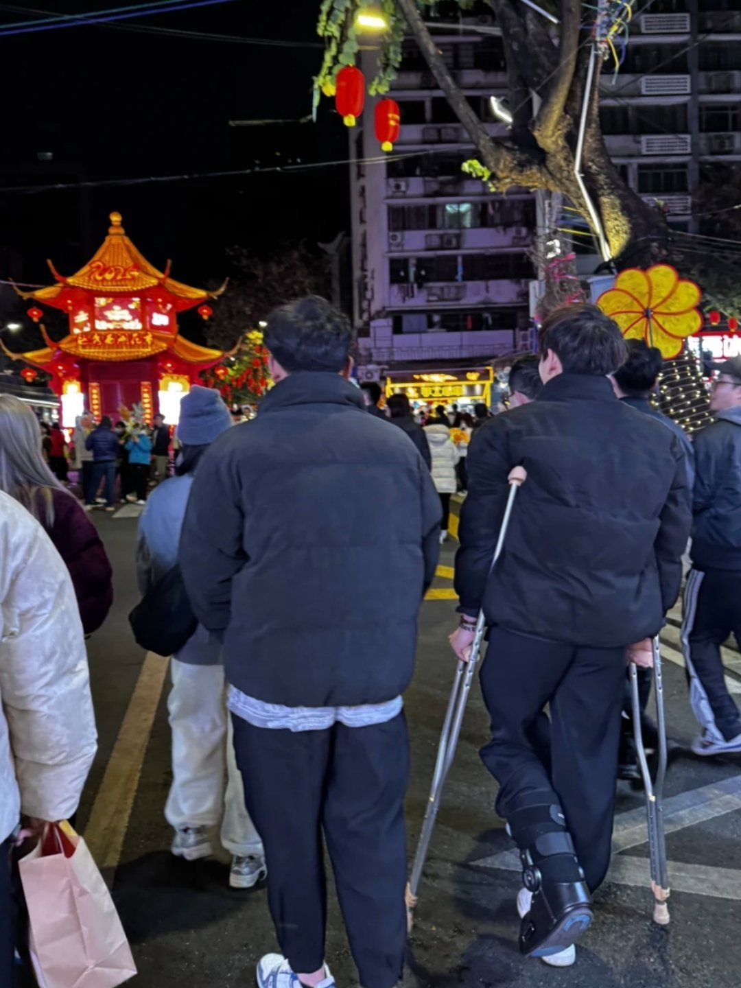 广东人对行花街的执着，拄拐杖都要去[笑着哭]