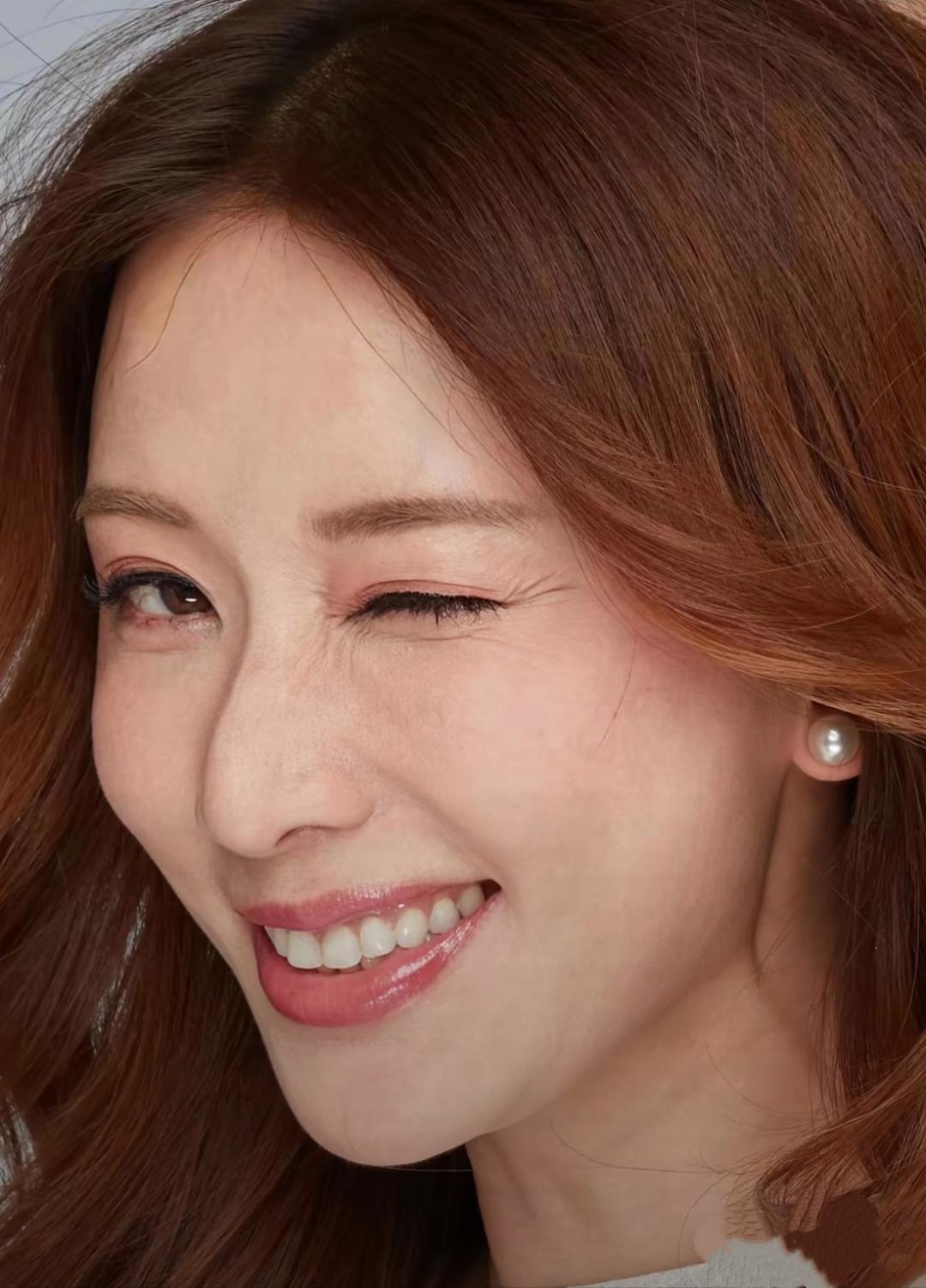 林志玲高清怼脸拍：眉若远黛，眼周染赤，睫毛长翘，目光疏离，素齿如贝，鼻头丰隆圆大