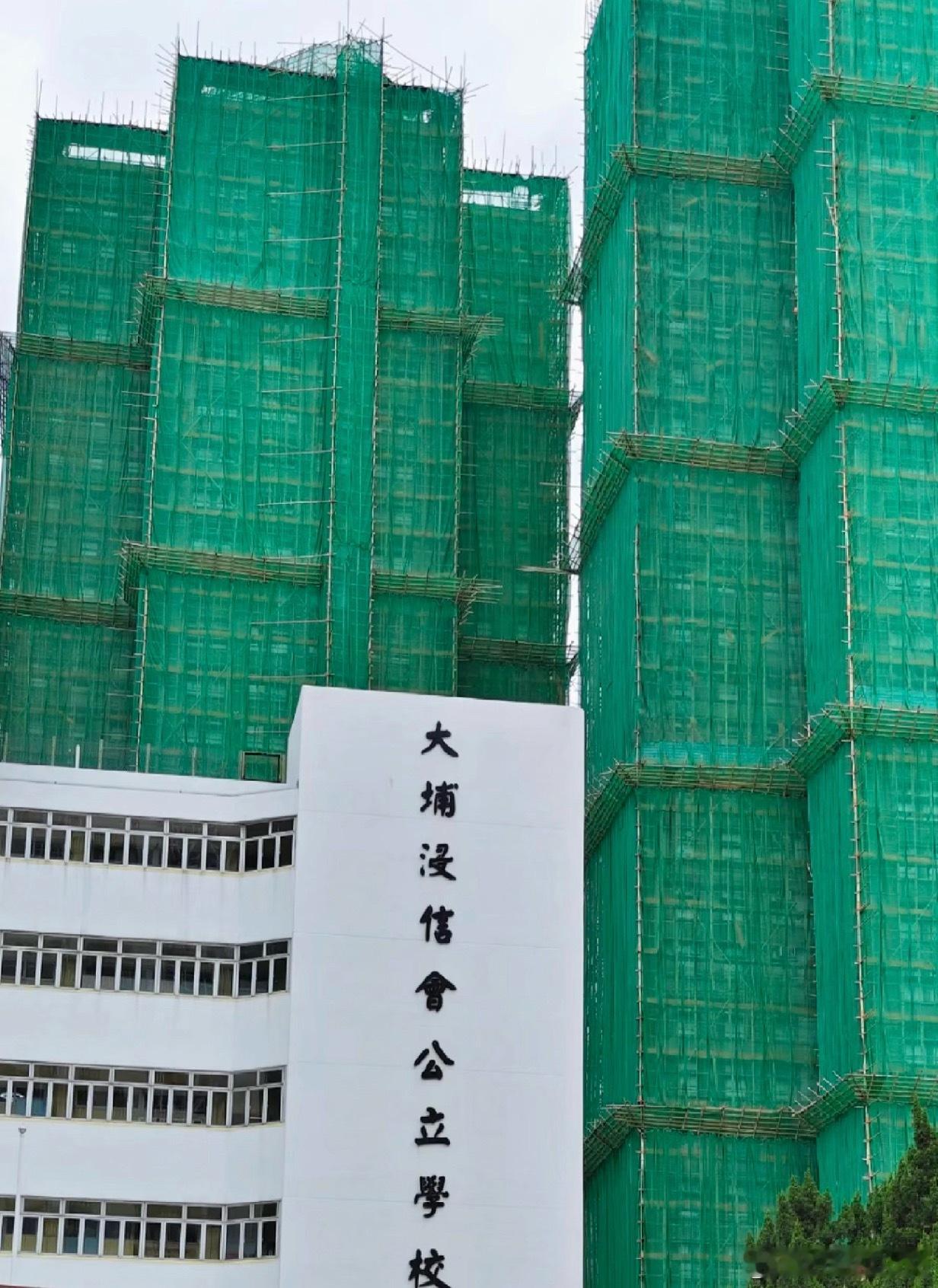 香港火灾香港地儿小、人口多，政府就建了好多这种密密麻麻的住宅楼，用比较便宜的价格