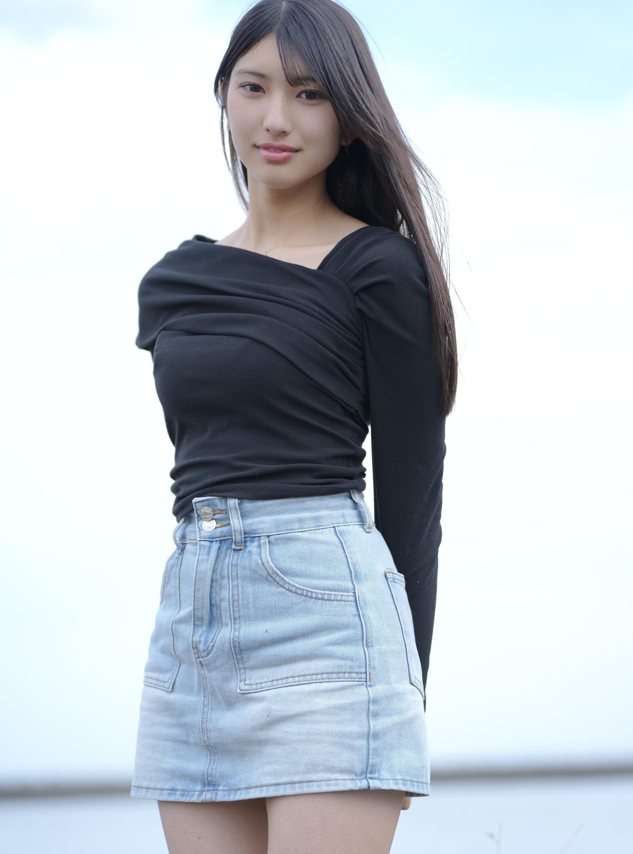 清新自然，甜美可人，黑衣牛仔，简约时尚。