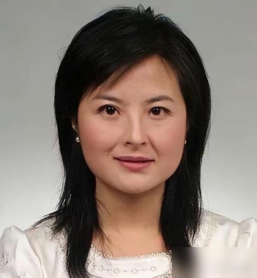 别扯什么家庭粘合剂了。张伦硕要的根本不是孩子。结婚十年，钟丽缇55岁。他要一