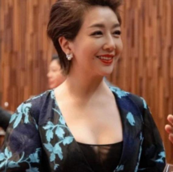 2002年，杨志刚和江珊拍戏，杨志刚从背后抱住江珊，结果江珊来了这么一句：“弟弟