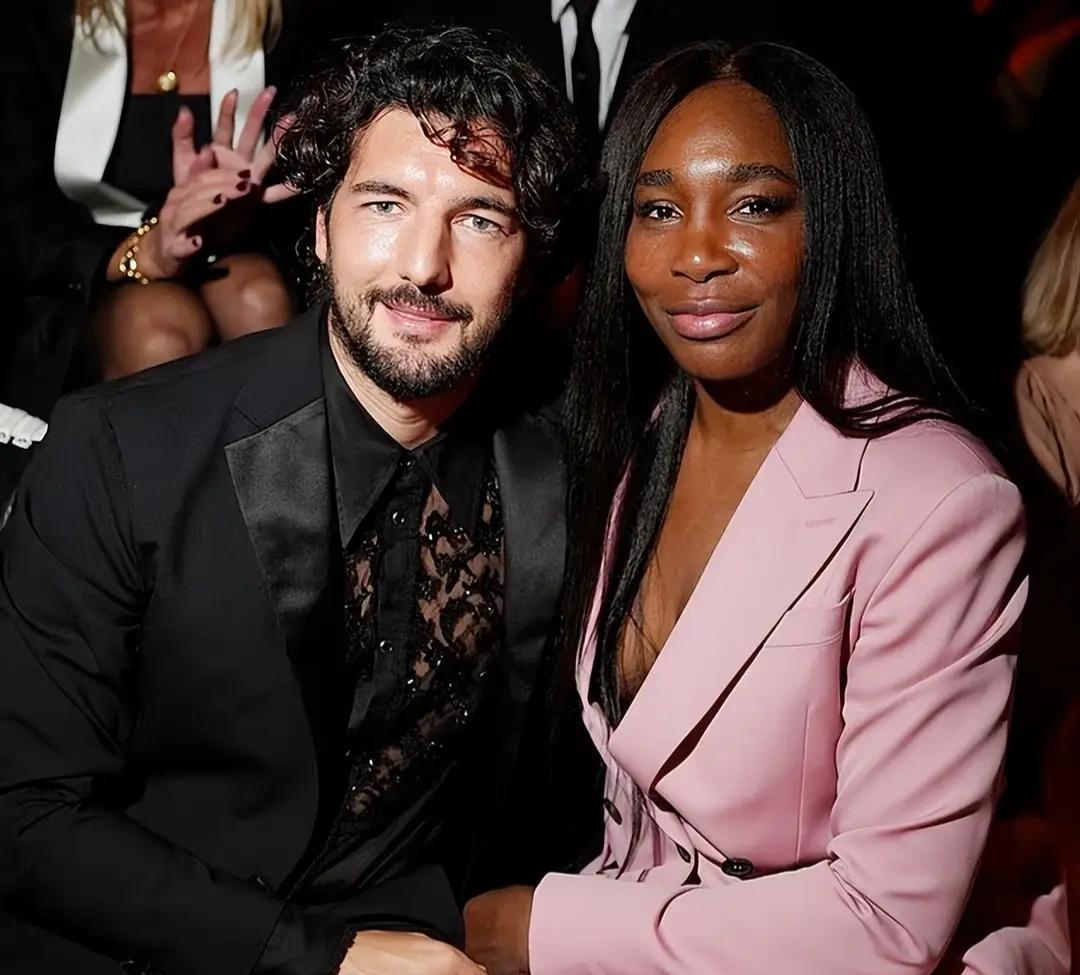 【大威喜欢与白人男友交往】网坛巨星维纳斯.威廉姆斯，拥有7个单打大满贯冠军头衔，