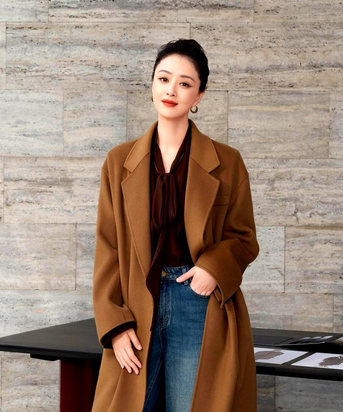 蒋欣穿伊芙丽驼色大衣的图一刷，全网都在转。品牌马上推同款，当天销量翻三倍。280