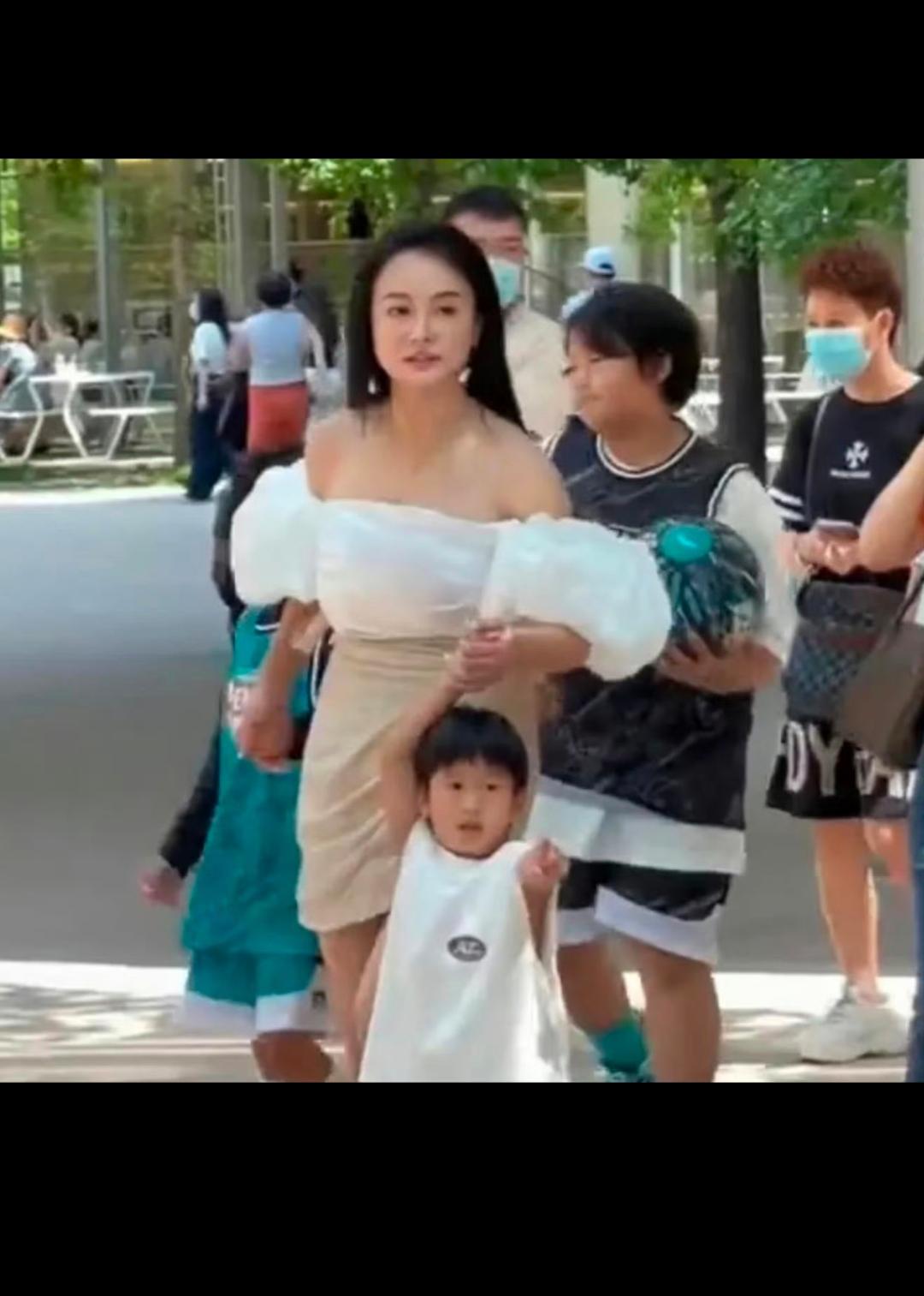 去学校参加亲子活动穿成这个样子真的合适吗？其实不止大众说她穿的暴露，就连邹市明