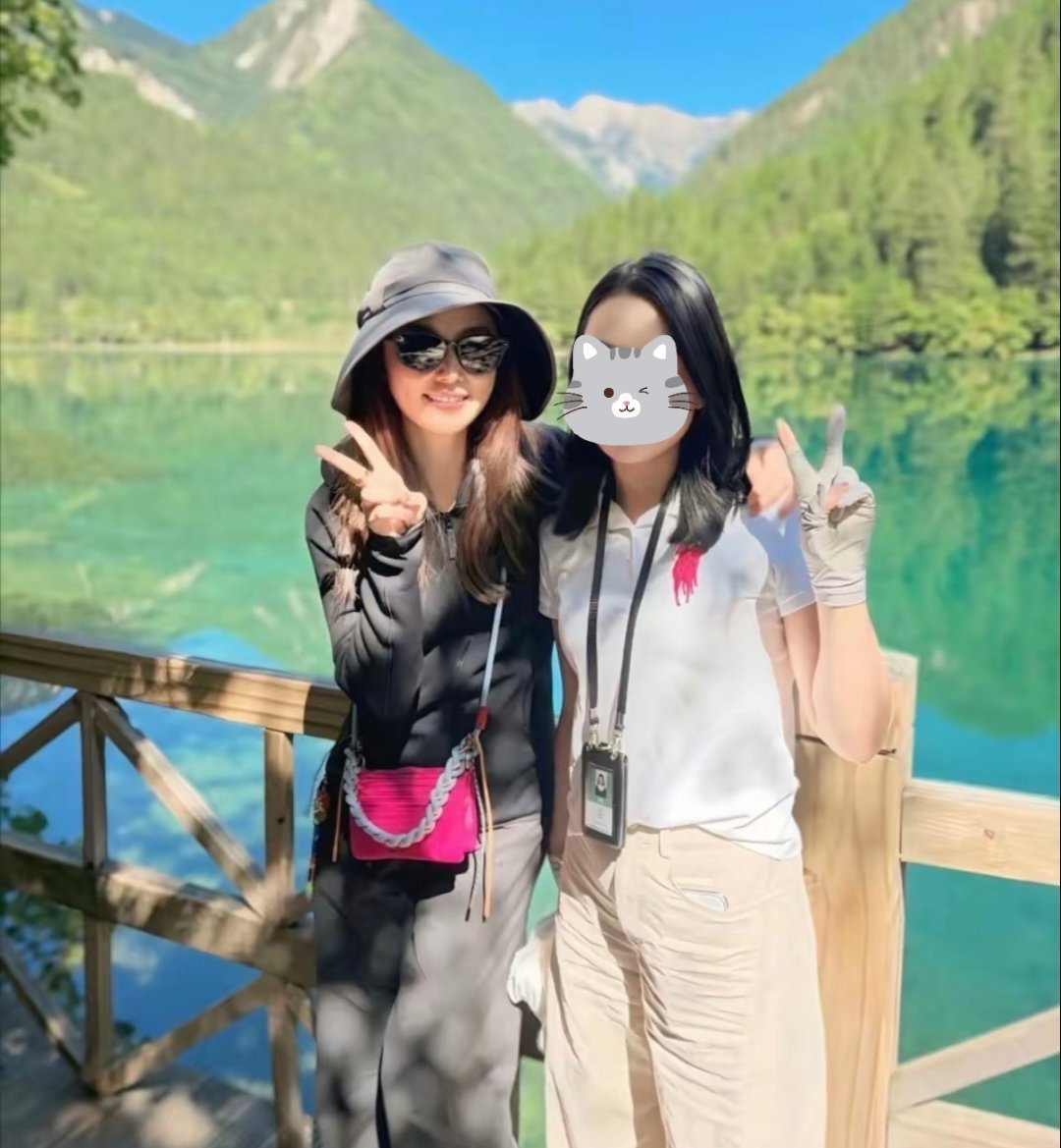 网友在九寨沟偶遇林心如。林心如一身休息打扮，非常有亲和力。​​​