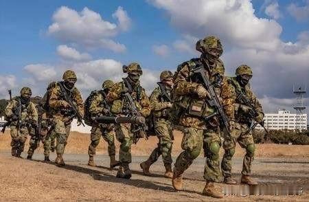 奉劝所有中国人，大家一定要做好心理准备。央视通过新闻联播、军事报道等权威平台发布
