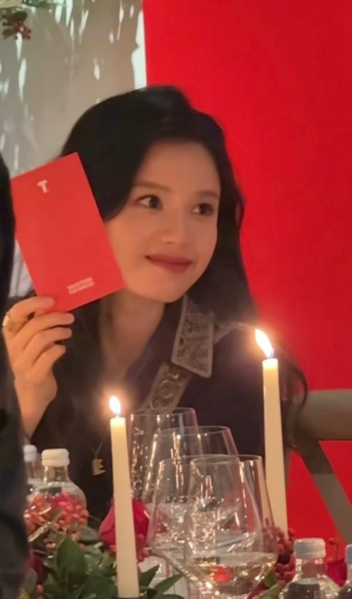 张婧仪亮相T风格论坛张婧仪刺绣衬衫短裙造型美的毫不费力