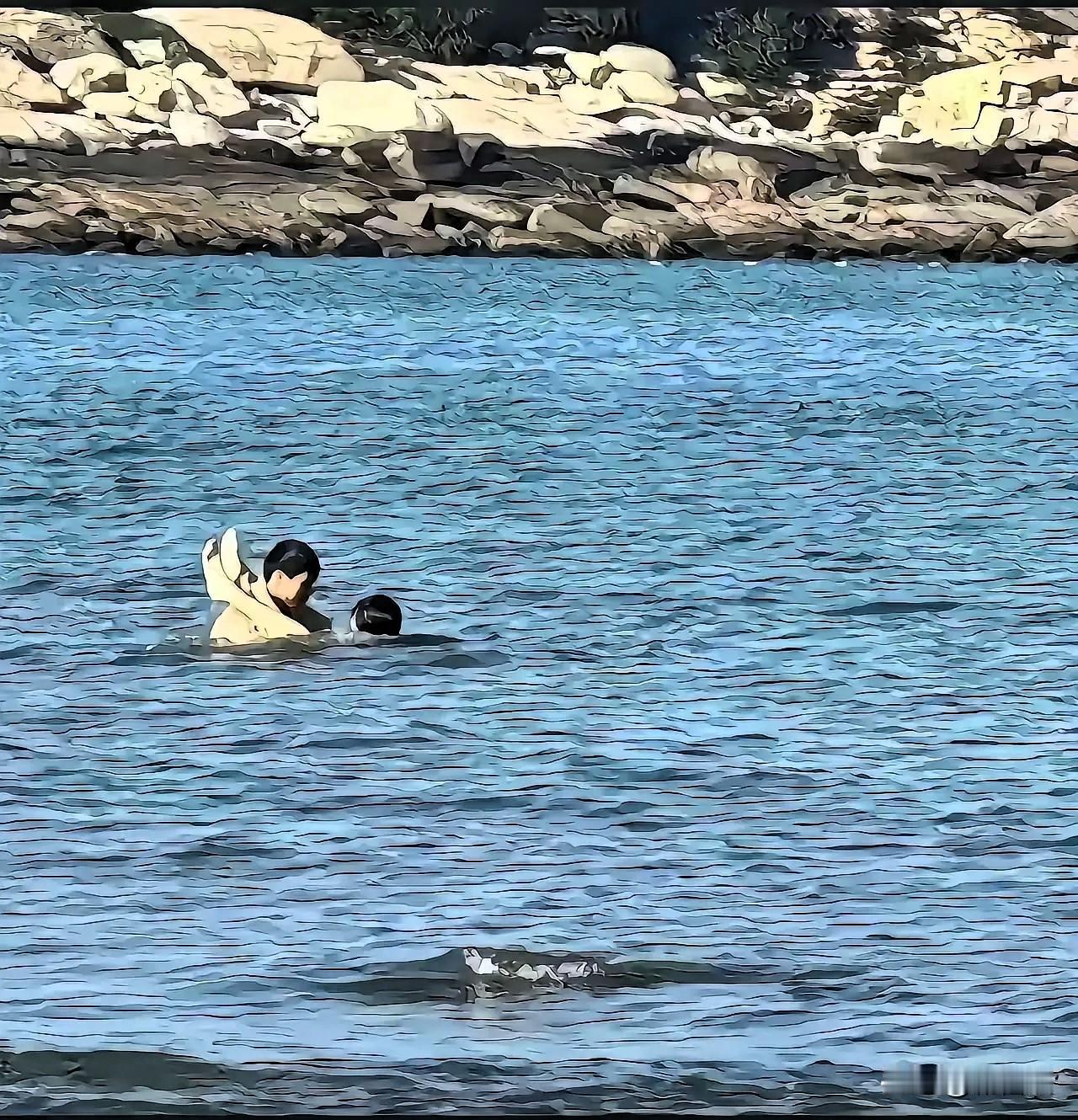 你看这水里扑腾的，看着是潇洒，但海边的风险藏得比浪还深：礁石边的暗流能把壮汉卷