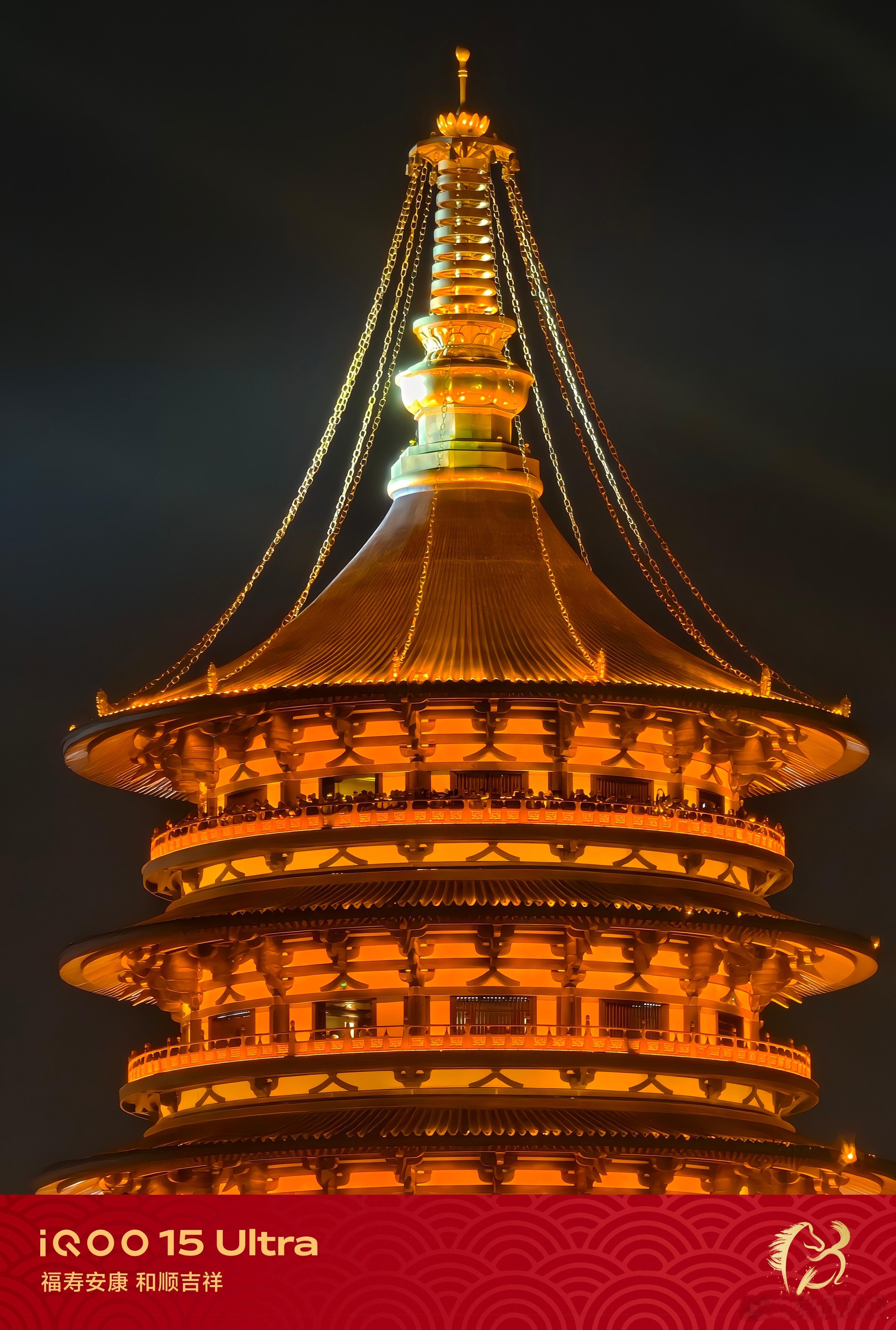 iqoo15ultra夜景的纯净度，变焦之后的清晰度，还是没得说的！毕竟游戏