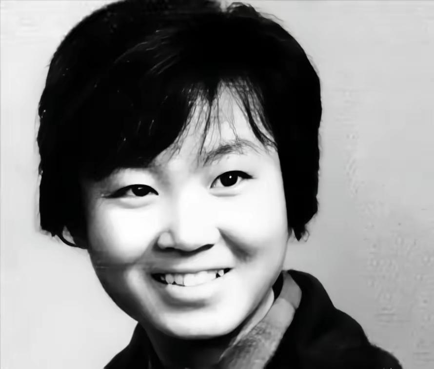 1974年深夜，女知青上厕所时，竟然神秘失踪。2009年，老知青们聚会，提到失踪