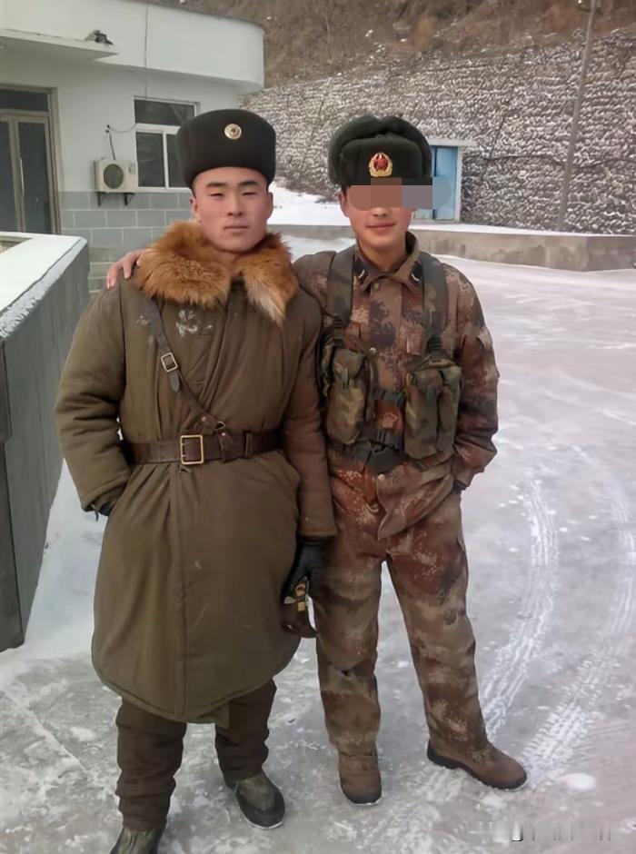 这是中朝两国士兵在鸭绿江界河哨所前的一张合影。从他们身上的着装来看，真的区别很