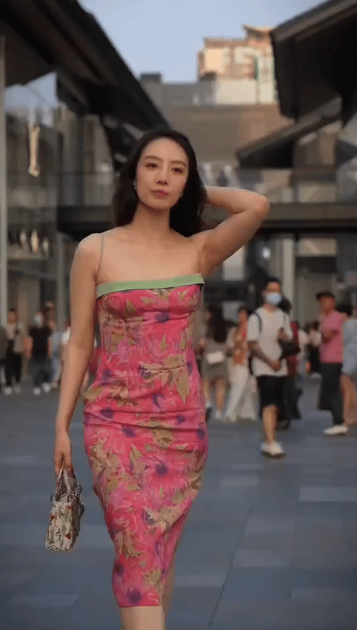 成都“牵手门”女主现状曝光现状比电影剧本都让人唏嘘——有些错不能犯，有些标签