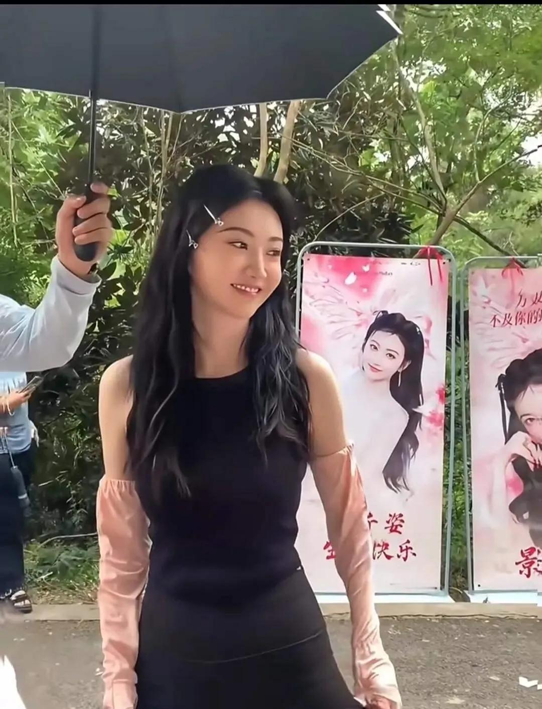 景甜这瑜伽裤买大了吧，怎么还能揪起来