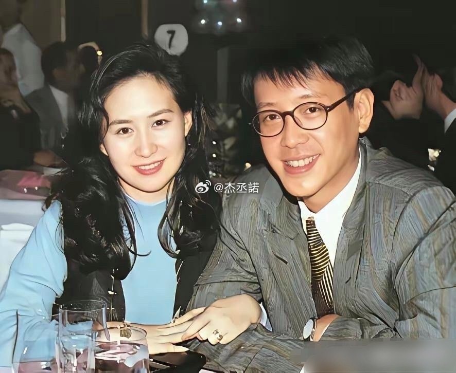 别再说是商业联姻了，当年何超琼看许晋亨的眼神，根本藏不住一点​