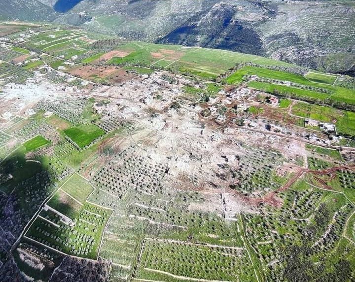 昨日与今日：黎巴嫩南部什叶派村庄代尔塞里扬。以色列军队将整个村庄夷为平地。