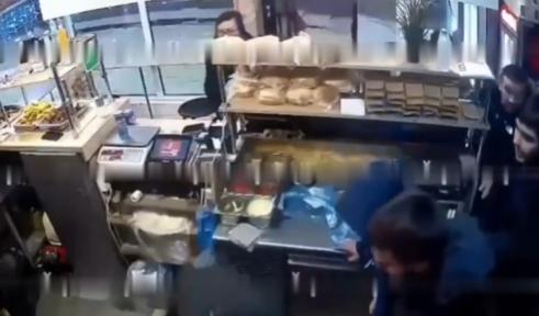 【在俄罗斯乌法，一名醉酒的男子因沙瓦玛味道不好而试图刺伤一名摊贩。这名33岁的