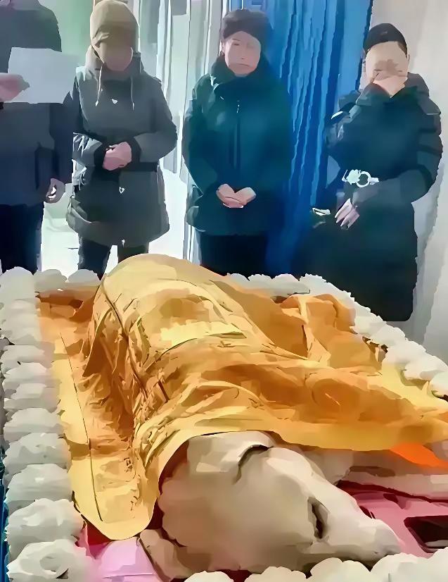 狗狗走了守孝7天！对你没有看出！最近街坊家老狗走了，主人整得挺隆重，直接