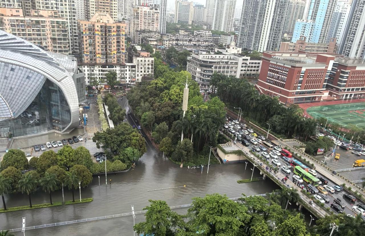 一阵暴雨下来，南宁民族大道又淹了，直接停摆。这地儿邪乎，每次大雨必涝，真是没辙。