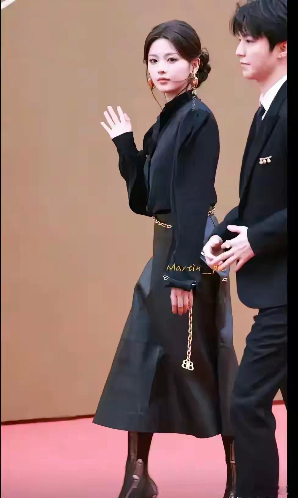 有时候真理解不了娱乐圈的审美杨超越的袜子真的好炫，一个洞是尴尬，十个洞是时尚。