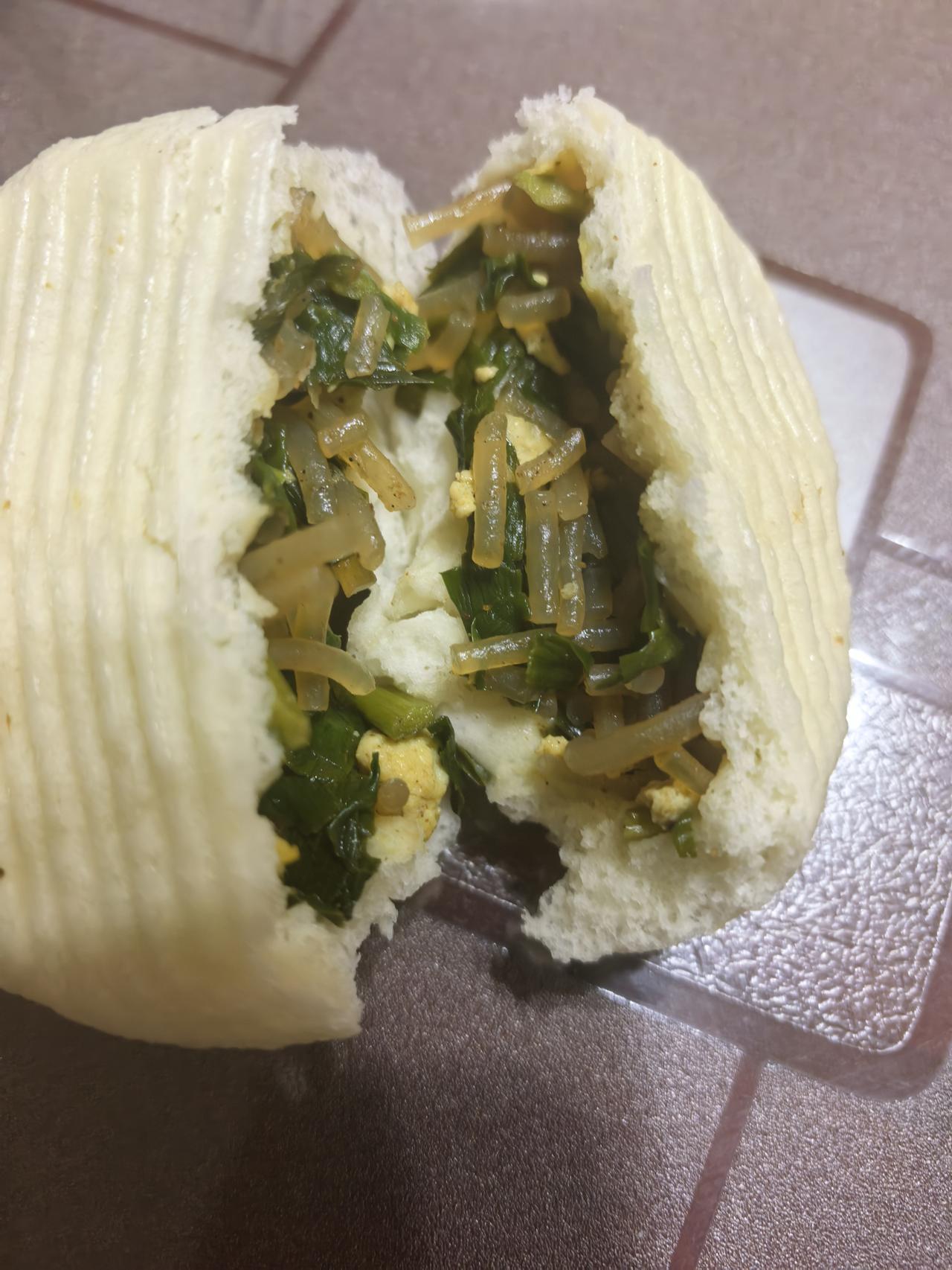 早上起来嘴馋想吃包子，骑小电电跑到菜市场早餐店，买了韭菜包、青菜包，还有个牛肉盒