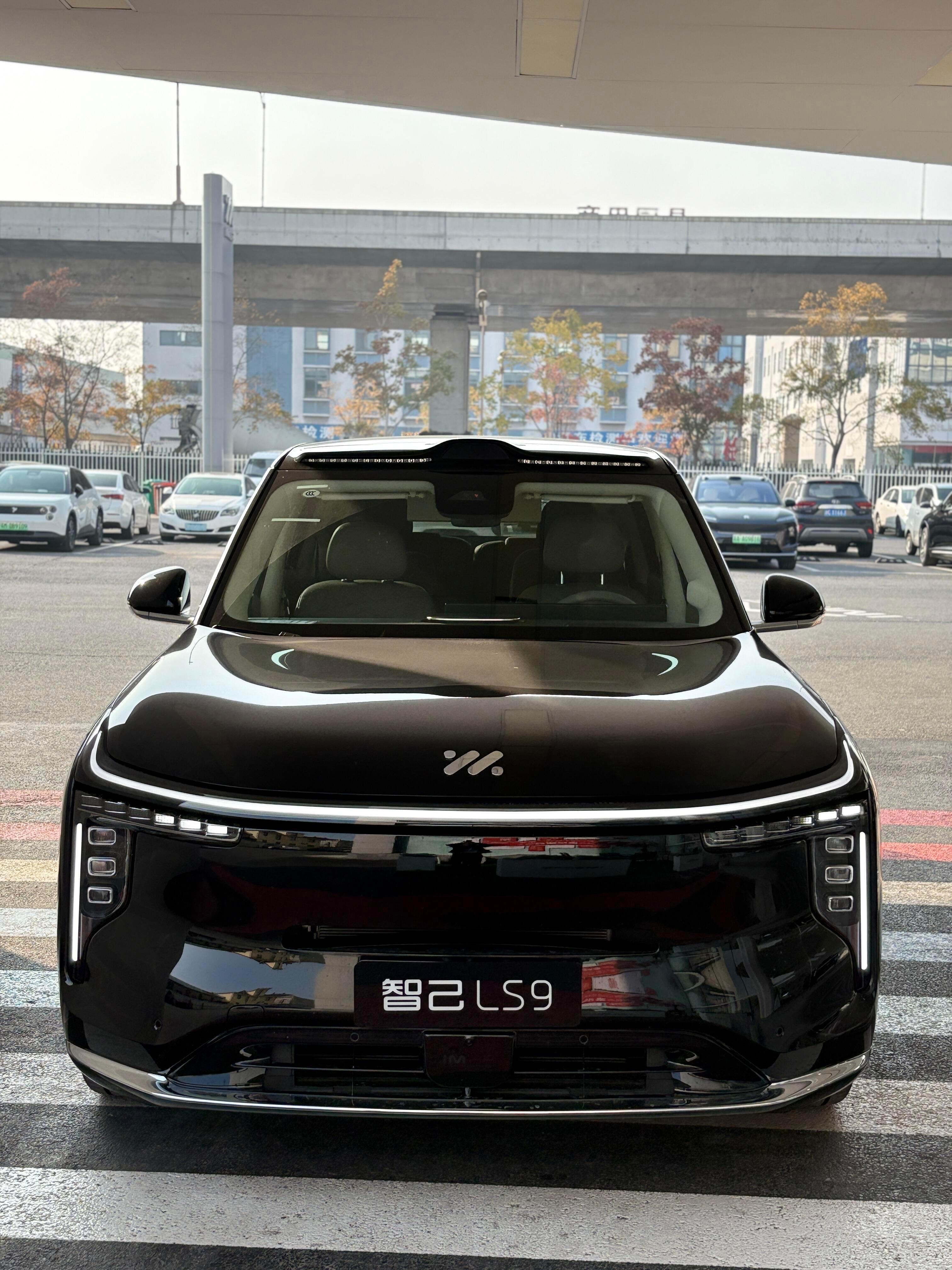 智己LS9后排空间太奢侈了，家人坐着直夸舒服。那个可升降大屏一开，车里的科技感瞬