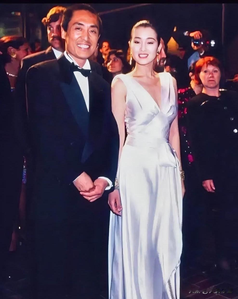 72岁的张艺谋把手伸过去，57岁的巩俐立刻迎上来。不是握手，是十指相扣。他们