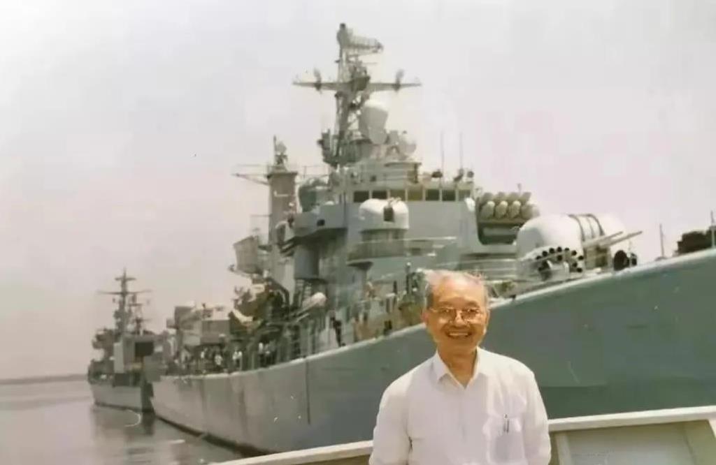 潘镜芙先生主持设计的052型驱逐舰，和上一代051型相比较，主要在舰体方面差别较