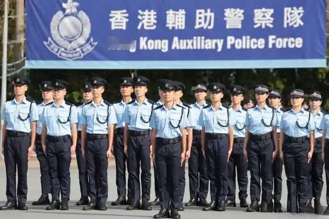 有网友认为内地辅警应该向香港辅警看齐！香港辅警有执法权，有第一职业，其工资以工