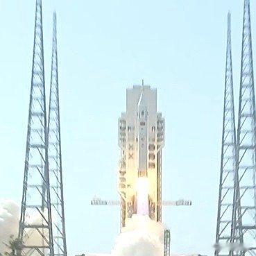 首次载人飞船返回舱海上搜索回收完成探索月球，逐梦星辰，梦舟载人飞船开启新篇章