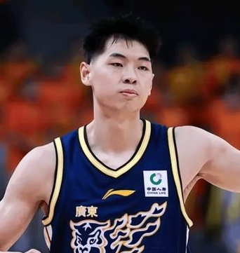 广东男篮主教练杜锋谈崔永熙复出以来的糟糕表现，他表示：崔永熙他一年多没打球了，他
