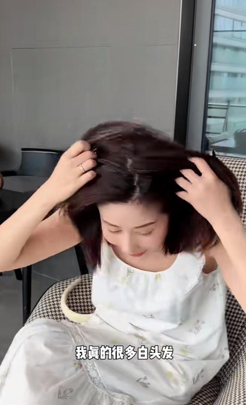 37岁的颖儿晒出头顶冒出的白发，把女明星也扛不住岁月这件事摆到了台面上。镜头里她