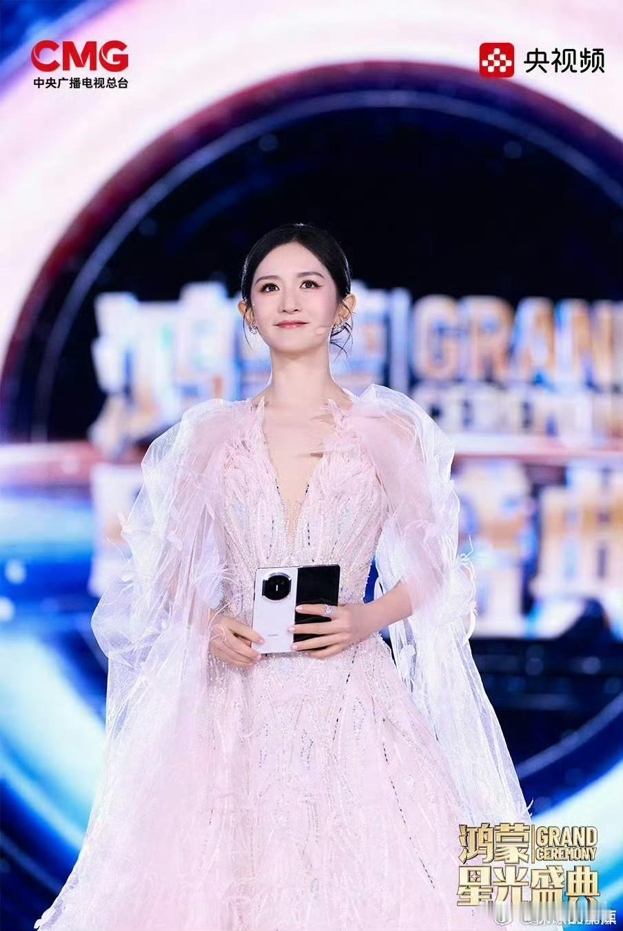 何炅没想到张杰也没想到谢娜40多岁了不但不安心在家做富太太，她还要去上班，而