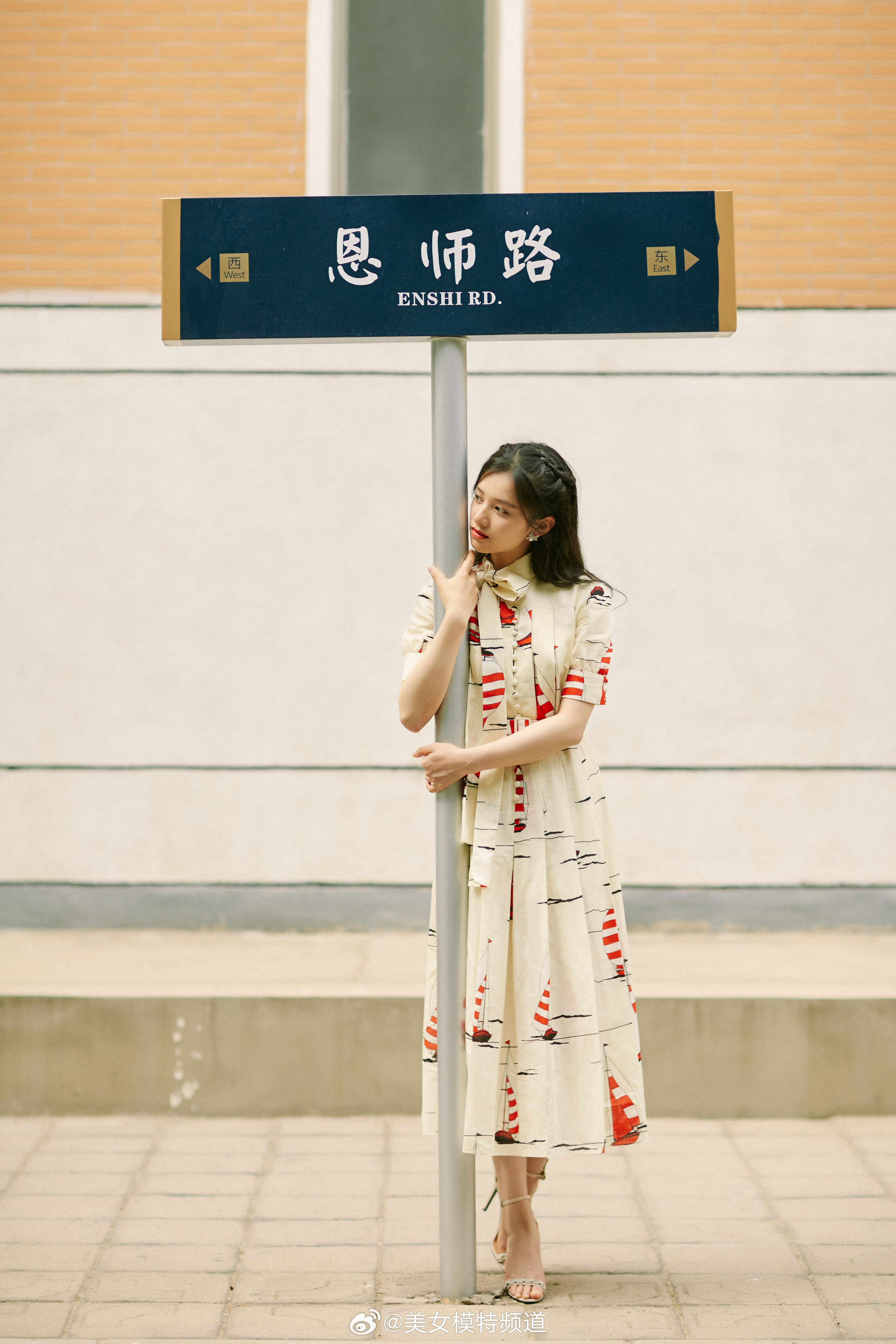 张婧仪甜美街拍