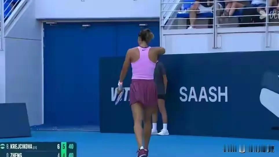 欲速则不达。7月17日晚，郑钦文0-2不敌克雷吉茨科娃，止步WTA250雅典站