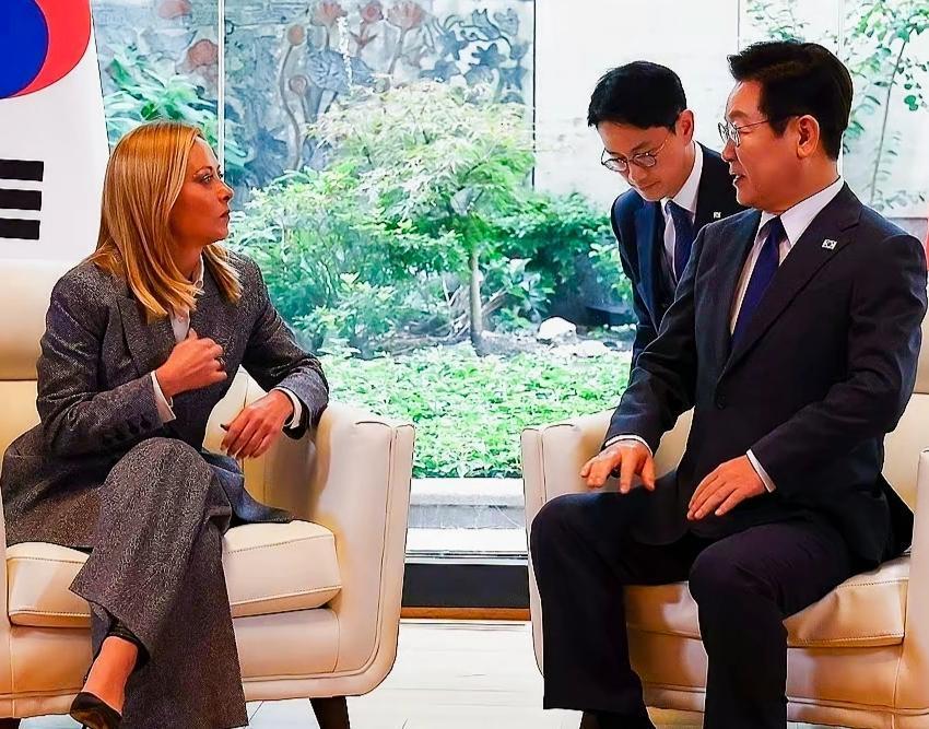 李在明面对梅洛尼看向自己的那双大眼睛，坐姿保持的很板正啊！李在明看上去是不是有