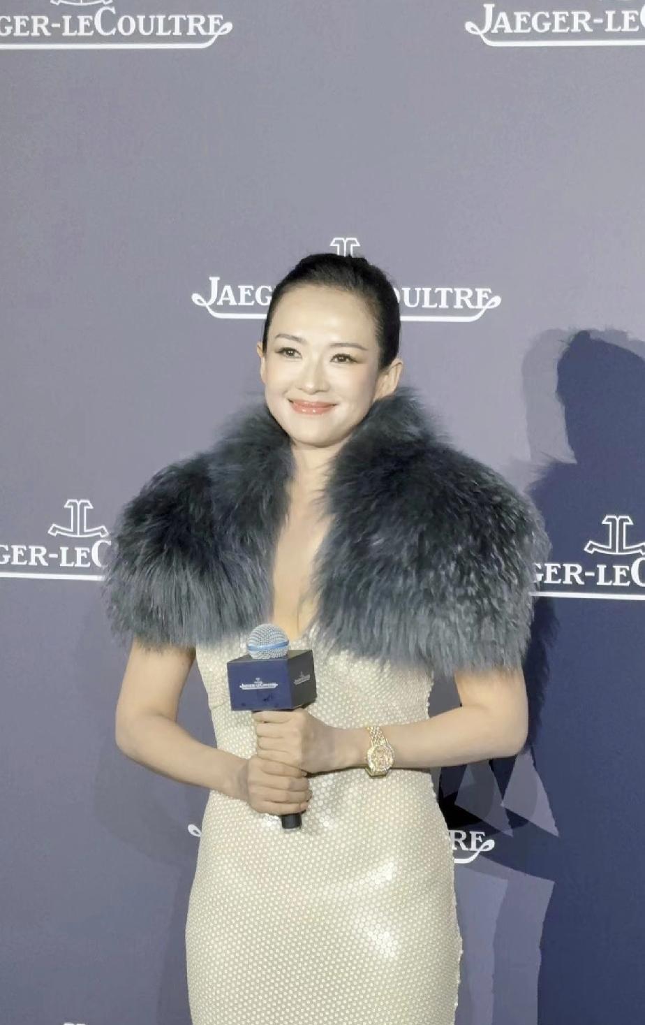 章子怡一现身，才发现一个道理，什么辛芷蕾，什么85花，在她面前就是小孩过家家