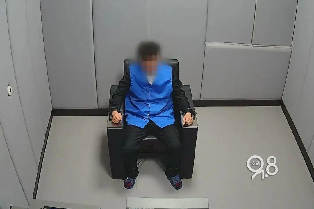 浙江杭州，一男子报警举报一家浴场提供特殊服务，被问到如何得知时，男子表示自己拒绝