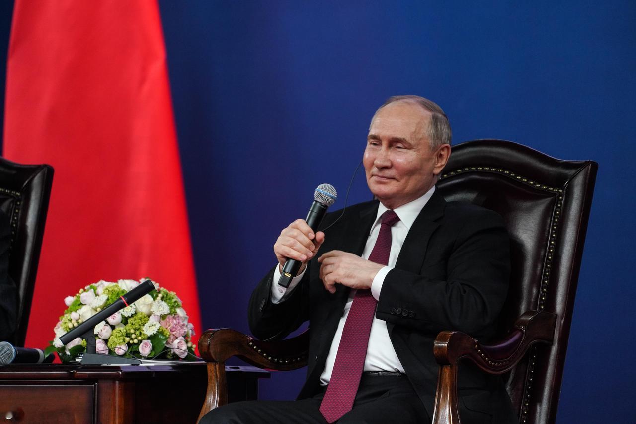 俄罗斯这次发人民币债，不是喊口号，是真把钱往中国手里送。4500亿卢布，近400