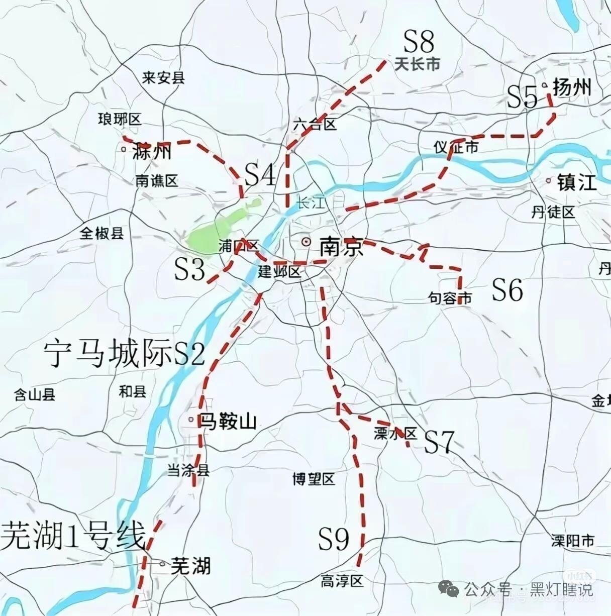南京地铁的S线路简图看着挺有意思，南北方向拉得老长，东西方向却有点“憋屈”。目前