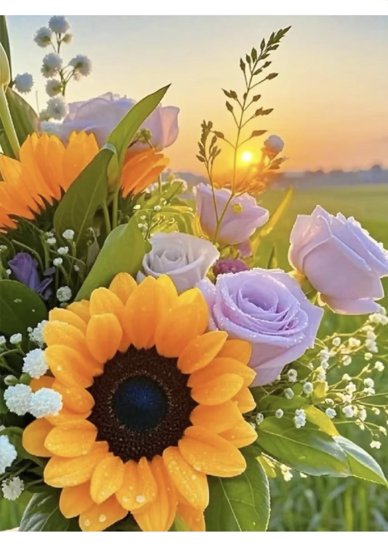 夜班出来，便利店蒸笼冒着白气。要了俩肉包，扫码才发现手机冻关机了。老板娘摆摆手说