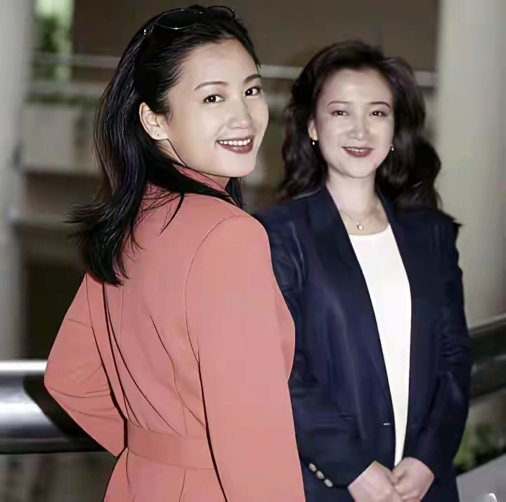 三十年前陈红与何晴同框，两位绝色美人同镜，颜值气质各有风华，难分高下。