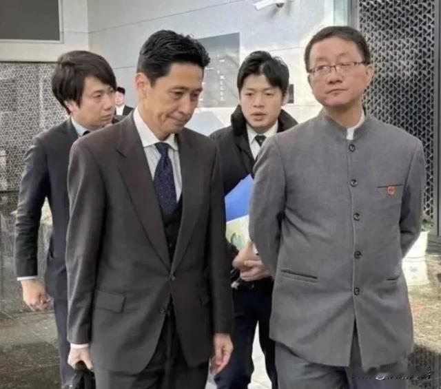 发现没有？这次的中日风波，没有一个国家出来帮日本说一句话的，相反，日本周围的