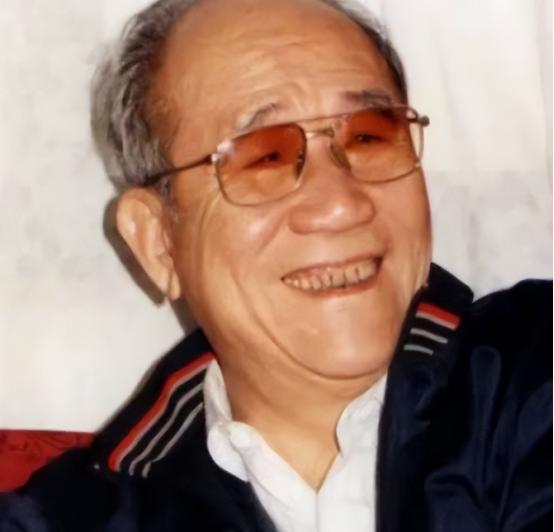 1950年，随着一夫一妻制的颁布，侯宝林召开家庭会议，看着泪流满面的三个老婆，